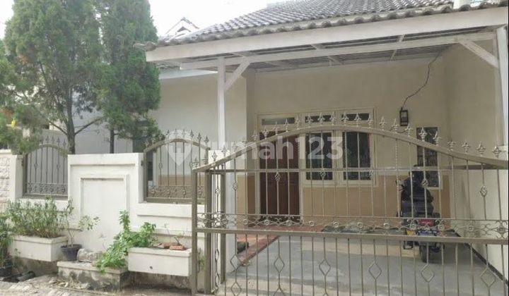 Well-Maintained Strategic House in Tenggilis Close to Ubaya Well-Maintained Strategic House in Tenggilis Close to Ubaya