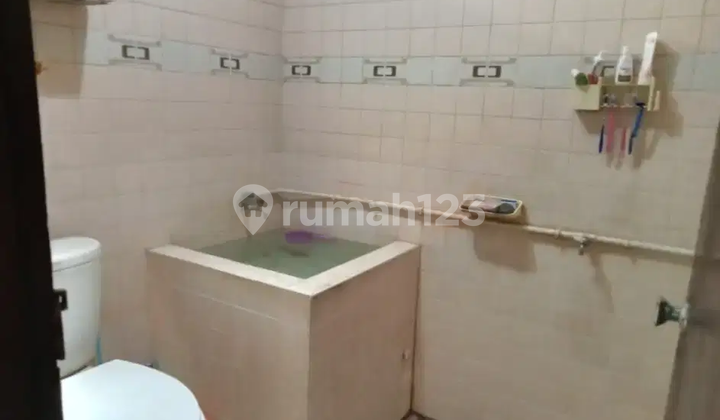 Kutisari Rumah Lama Perlu Renovasi Strategis Dekat Petra 2