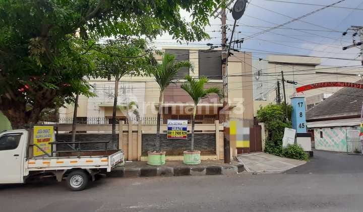 Two-Story House in City Center Many Rooms Ready to Use Two-Story House in City Center Many Rooms Ready to Use