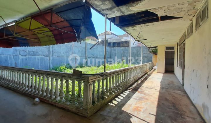 The Candi area house is suitable for a Cafe, Restaurant, Salon, Needs Renovation.