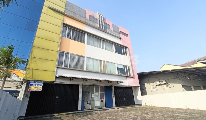 Ruko 3 Lantai Cocok untuk Kantor, Butik, Bank, Resto 1