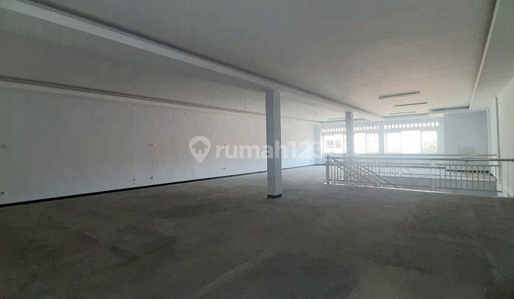 Ruko Tengah kota di jalan Boulevard 6