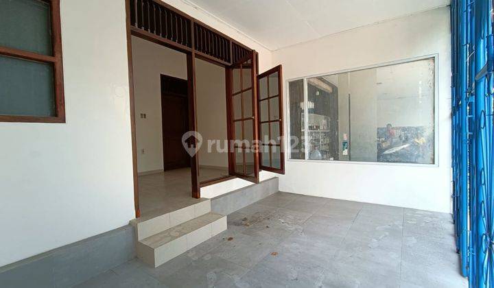 Ruangan kantor disewakan siap pake, bisa untuk ruang praktek dokter, lokasi pinggir jalan besar, akses jalan luas, dekat dgn sarana trasportasi.  2