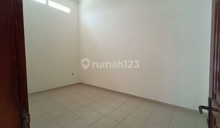 Ruangan kantor disewakan siap pake, bisa untuk ruang praktek dokter, lokasi pinggir jalan besar, akses jalan luas, dekat dgn sarana trasportasi.  5