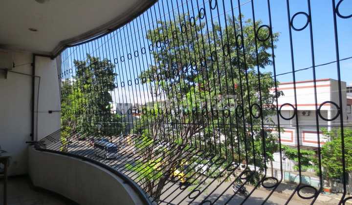 Quick Sale of a Large Shop House in Central Semarang 2