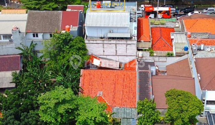 Old House for Sale in Senopati Area, Kebayoran Baru 2