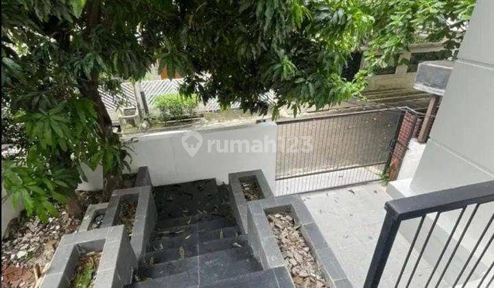 Rumah Murah Siap Huni 3 Lantai Strategis 2