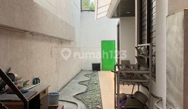 Rumah Pusat Kota Dekat Jalan Tidar, Strategis 2 Lantai  7