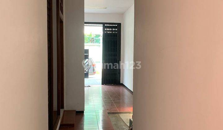 Rumah Pusat Kota Dekat Jalan Tidar, Strategis 2 Lantai  8