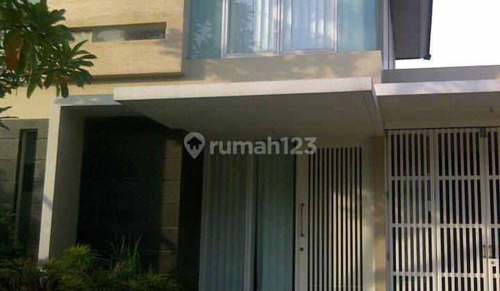 Rumah Pakuwon Indah Granada Dekat Dengan Club House Semi Furnish 1