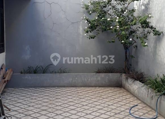 Rumah Semi Furnish Strategis Jalan Jemursari 12