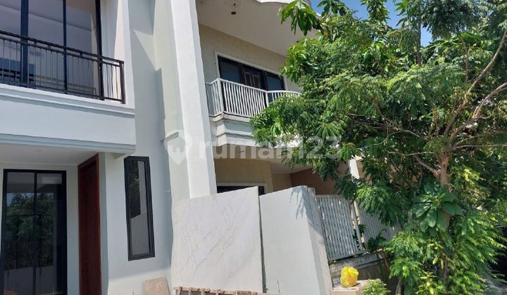 Minimalist Strategic Villa Valencia House