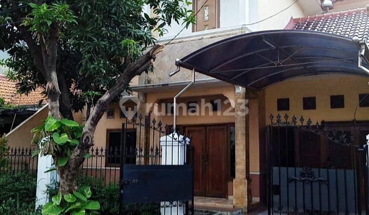 Two-story house in Gayungsari, strategic location, 5 AC units available. Two-story house in Gayungsari, strategic location, 5 AC units available.