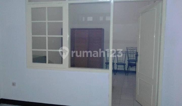 Disewakan Rumah Modern 2 Lantai di Kembar Mas 4