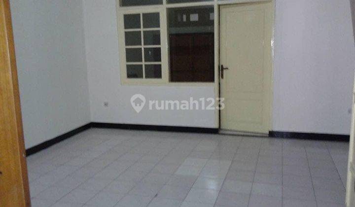 Disewakan Rumah Modern 2 Lantai di Kembar Mas 12