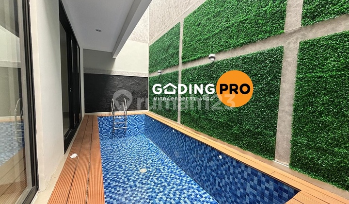 Nice House with Swimming Pool in Sector 9 Bintaro, Ready to Occupy