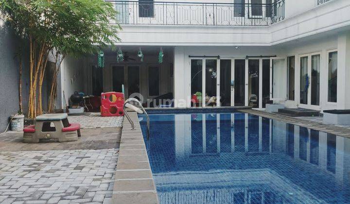 Rumah luas lengkap dengan kolam renang dalam komplek di Kemang 1