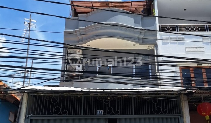 Dijual Cepat Rumah 3 Lantai, Bagus, Siap Huni, Lokasi Jakarta Barat