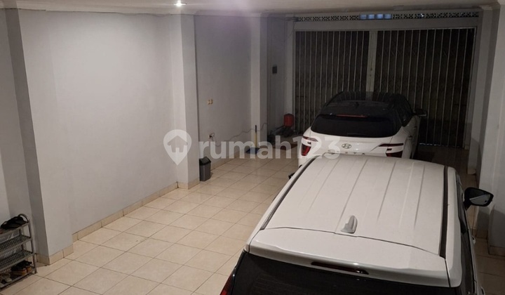 Dijual Cepat Rumah 3 Lantai, Bagus, Siap Huni, Lokasi Jakarta Barat 2