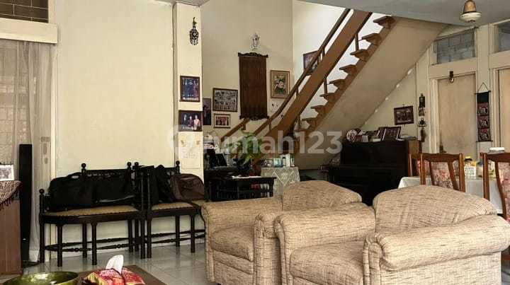 Rumah Dua Lantai Yang Asri Dalam Kompleks Mewah Di Jakarta Pusat 2