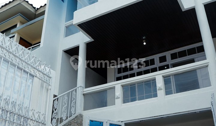 Rumah 2 Lantai di Kawasan Sarijadi Kota Bandung Rumah 2 Lantai di Kawasan Sarijadi Kota Bandung