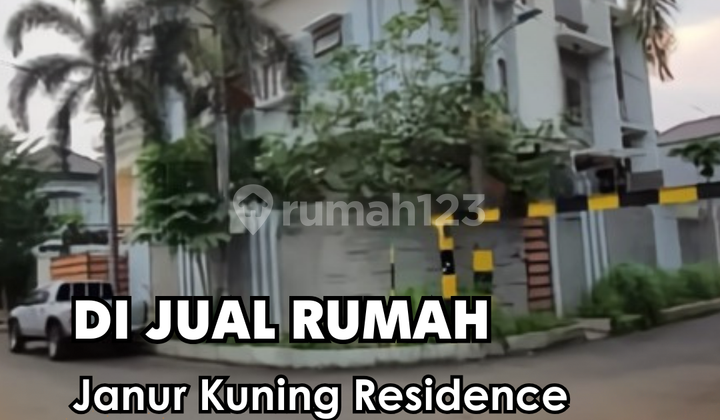 For Sale!!! A serene semi-split concept residence consisting of 2 house units.