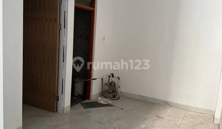 Disewakan Ruko 3 lantai + dak Taman Cosmos Kedoya Utara jalan 2 mobil 2