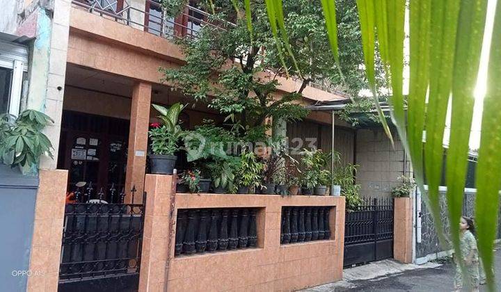 Rumah Modern 2 lantai dengan luas bangunan 200 m 2