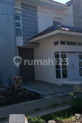Rumah Putih Akada Padasuka di Cimahi Tengah 1