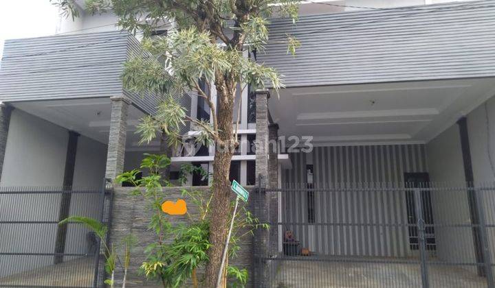 Di jual rumah cantik 2 lantai siap huni dan strategis 1