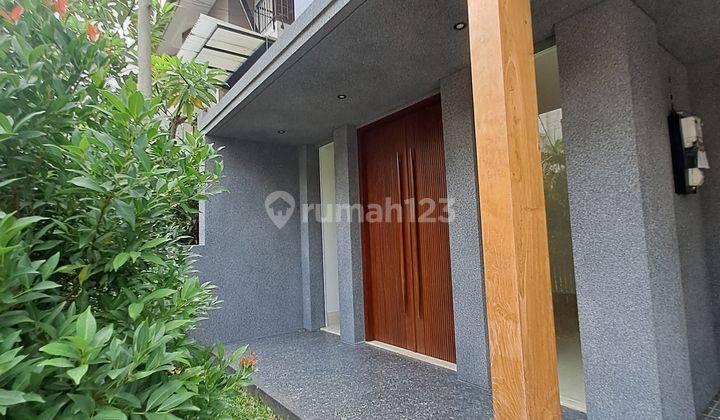 Brand New House With Tropical Modern Architecture di Pondok Indah 2