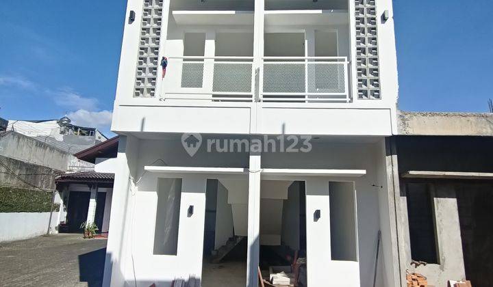 Rumah strategis minimalis di jakarta Timur di Kramat jati  1