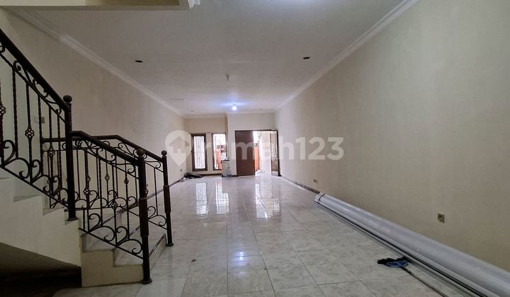 House Near the City Jl. Gajah Mada and Jembatan Lima