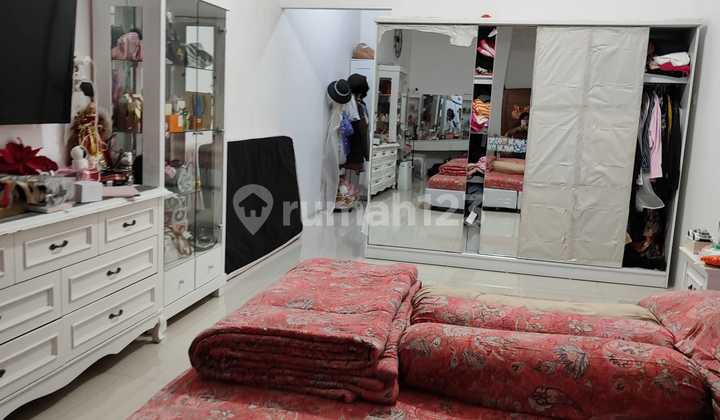 Nice House Busy Location Suitable for Shop Business at Jembatan 5