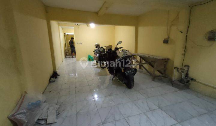 Disewakan Rumah 3 lantai Bagus lokasi strategis  2