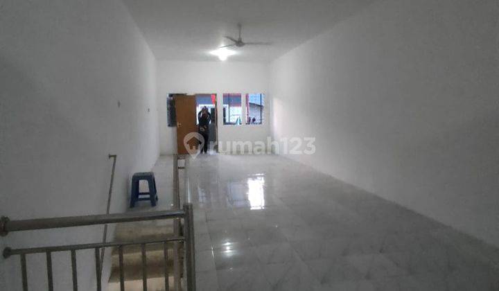 Disewakan Rumah 3 lantai Bagus lokasi strategis  8
