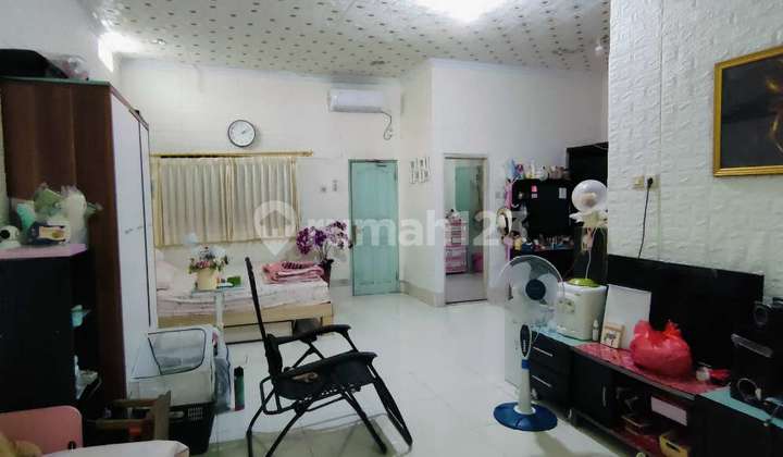 Nice House in Jembatan Lima Busy Location for Shop Business