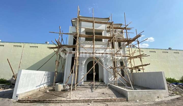 Emerald Town House premium housing one step to Klaten Station