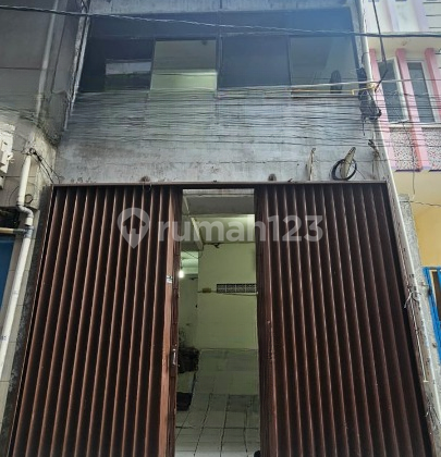 RUMAH JELAMBAR DI JAKARTA BARAT