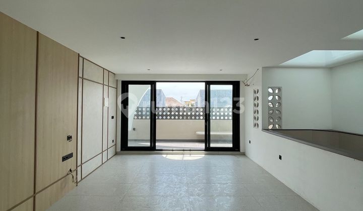 DIJUAL RUMAH 3 LANTAI SEMI FURNISHED DI CENGKARENG