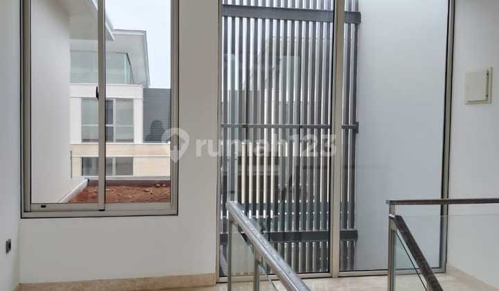 DIJUAL RUMAH MEWAH 3 LANTAI DI GOLF ISLAND PIK 2