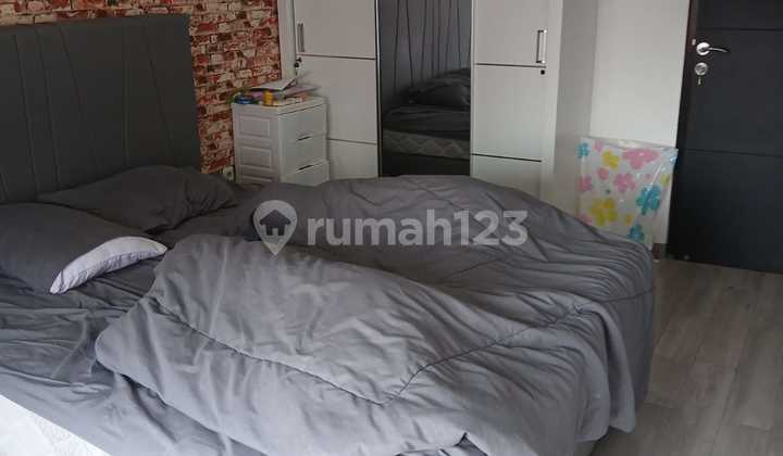 DIJUAL RUMAH 3 LANTAI SEMI FURNISHED DI KEDOYA SELATAN 2