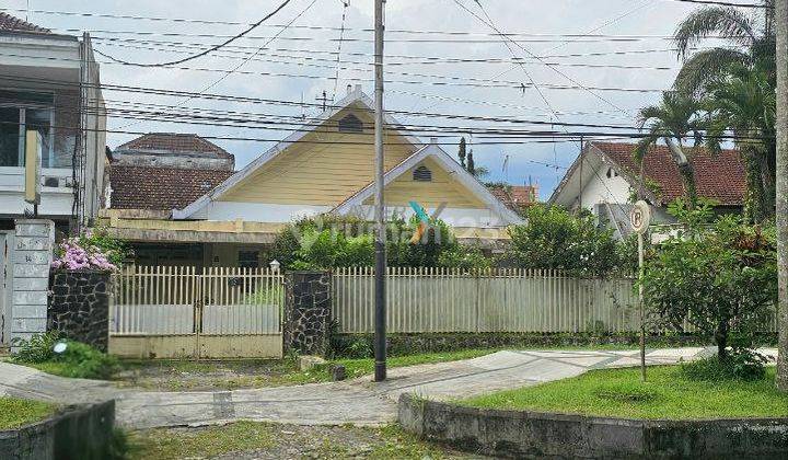 Rumah Lama di Nol, Poros Jalan Raya Dieng, Klojen, Malang 1