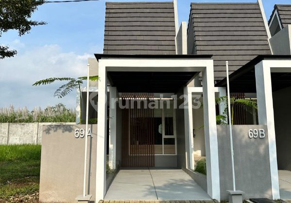 Modern House with Inner Courtyard in Araya, Malang Modern House with Inner Courtyard in Araya, Malang