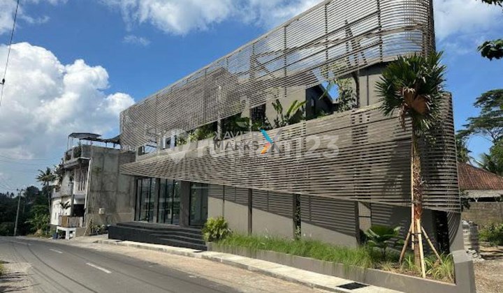 Bangunan Komersial, Rumah Usaha, Ruko di Poros Jalan Pantai Nyanyi, Br. Beraban, Tabanan, Bali