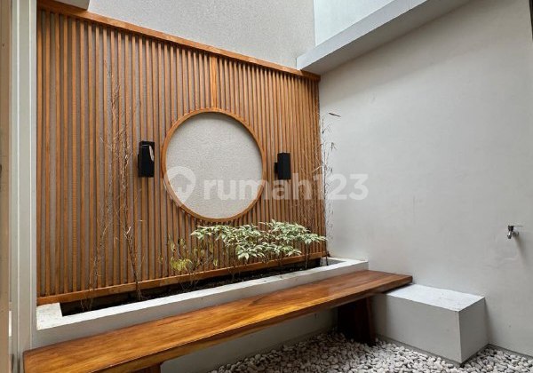 Rumah Modern dengan Inner Courtyard di Araya, Malang
