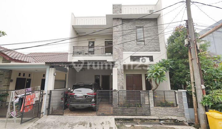 4-Bedroom House with SHM in Bekasi, 10 Minutes to Primaya Hospital, Flood-Free J38973 4-Bedroom House with SHM in Bekasi, 10 Minutes to Primaya Hospital, Flood-Free J38973