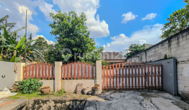 Large 1-Story House 6 Minutes to Joglo Toll Gate, Flood-Free J46266