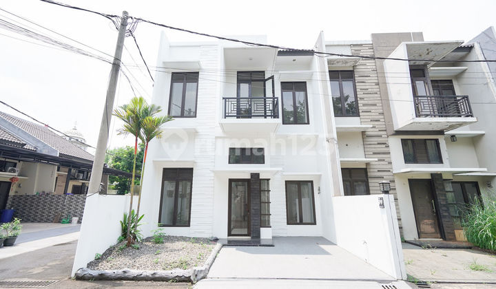 Spacious Strategic House 10 Minutes to Ciputra Cibubur Mall with KPR J-37928 Assistance