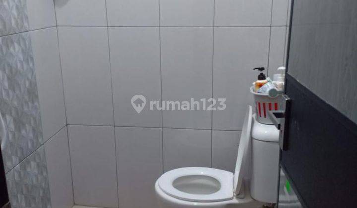 Rumah Cantik Baru Renovasi, Posisi Bagus Hadap Taman Fasum 10
